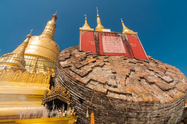 Bago, Myanmar-Únor 21,2014: Shwemawdaw pagoda — Stock fotografie