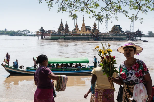 Thanlyin, Myanmar - 20 Şubat 2014: Yele Paya