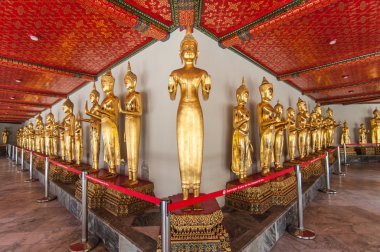 Bir dizi altın Buda heykelinin wat Pho, Bangkok, Tayland