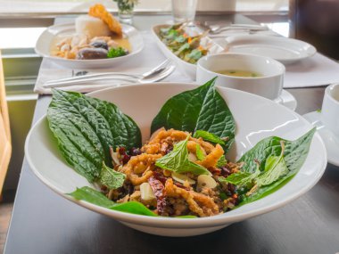 Baharatlı kıyılmış ördek salatası ve birçok tür gıdalar