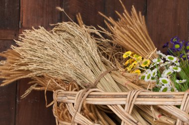 plastik çiçek ve pirinç çeltik demet