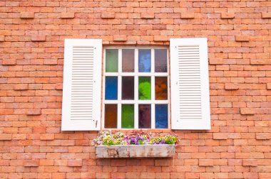 Multicolour cam ve tuğla duvar ile güzel ahşap pencere