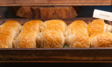 ahşap plaka üzerinde çikolatalı kruvasan.