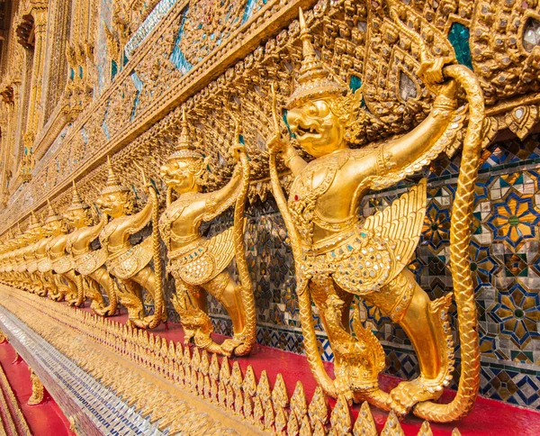 Garuda in Wat Phra Kaew Grand Palace, Bangkok Thailand — стоковое фото