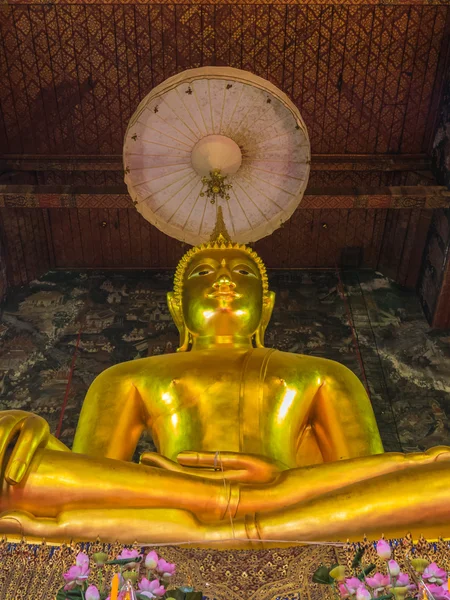 Buda heykelinin Wat Suthat Thep Wararam, Bangkok — Stok fotoğraf