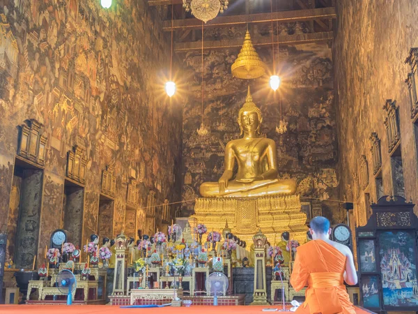 Prästen mässande i Wat Suthat Thep Wararam — Stockfoto