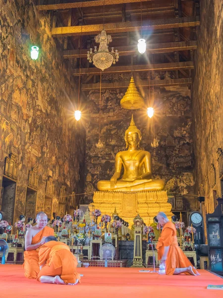 Priest is chanting  in Wat Suthat Thep Wararam — Stock Photo, Image