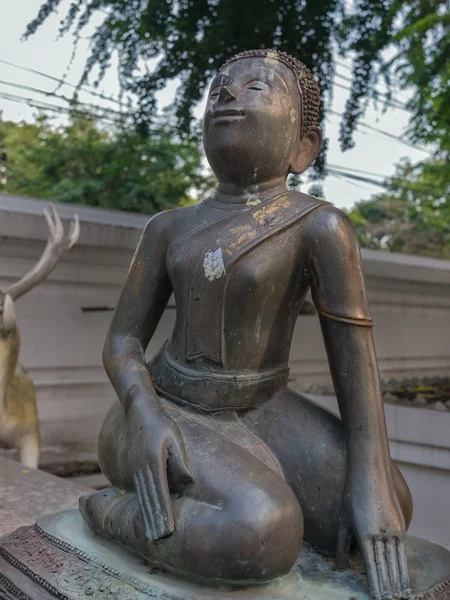 Alte Statue in wat suthat — Stockfoto