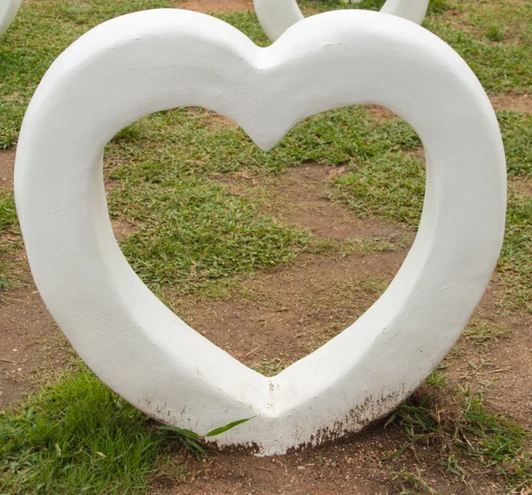 정원에서 많은 백색 심장 동상. — 스톡 사진