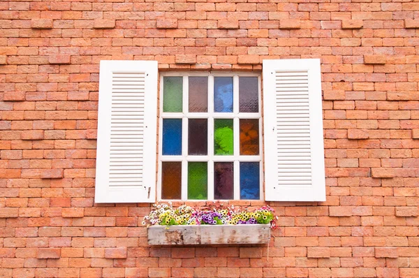 Multicolour cam ve tuğla duvar ile güzel ahşap pencere
