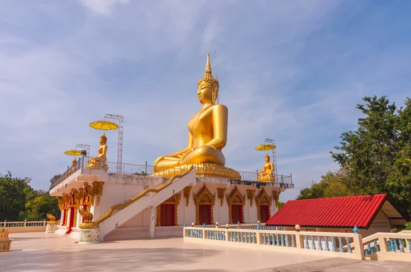 Stora vackra guld Buddha i Wat Phathep Nimit — Stockfoto