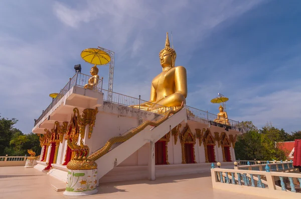 Stora vackra guld Buddha i Wat Phathep Nimit — Stockfoto