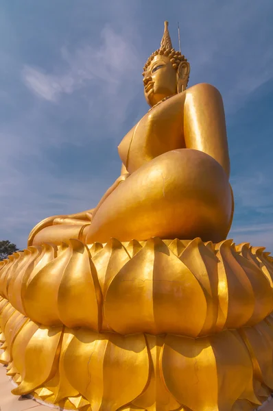 Großer schöner Goldbuddha im wat phathep nimit — Stockfoto