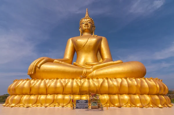 Velký krásný zlatý Buddha ve Wat Phathep Nimit — Stock fotografie