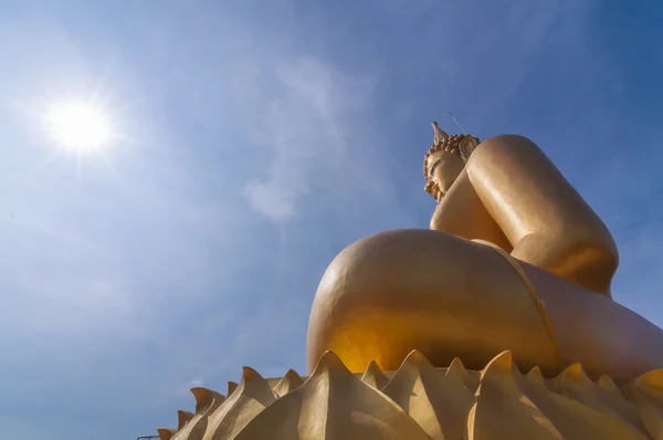 Buda de oro hermoso grande en Wat PhaThep Nimit —  Fotos de Stock