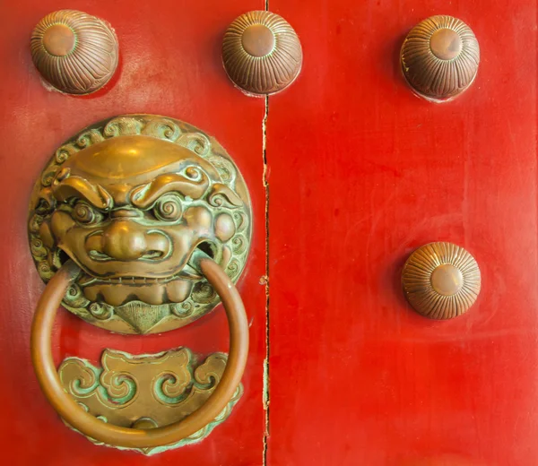 Chinese traditional door with brass lion knob — Stock Photo, Image