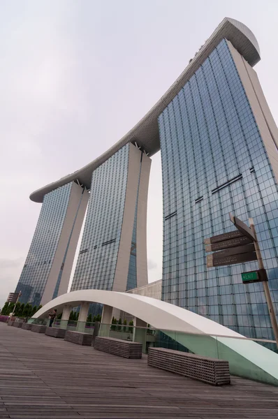 Singapura - 13 de junho de 2014: Marina Bay Sands Hotel. Um dos mo — Fotografia de Stock