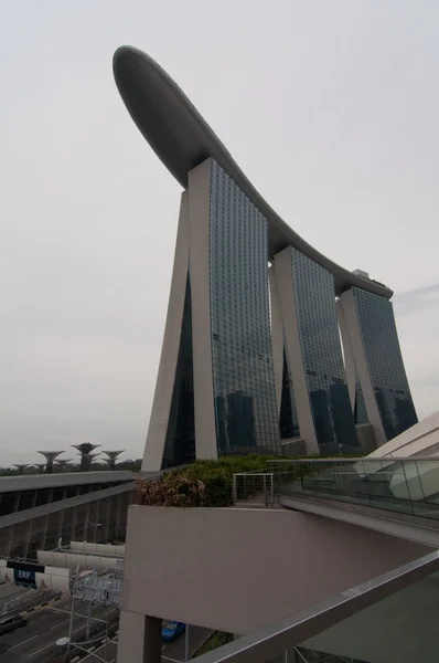 Singapura - 13 de junho de 2014: Marina Bay Sands Hotel. Um dos mo — Fotografia de Stock