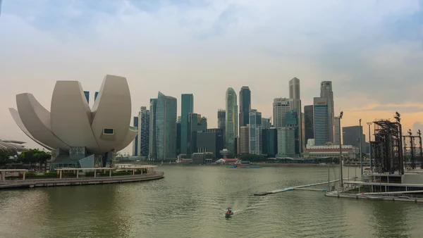 Singapura - 13 de junho de 2014: Marina Bay Sands Hotel. Um dos mo — Fotografia de Stock