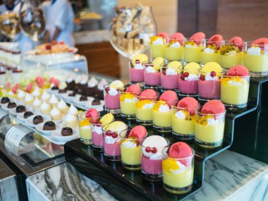 Macaron ve birçok tür bir tatlı