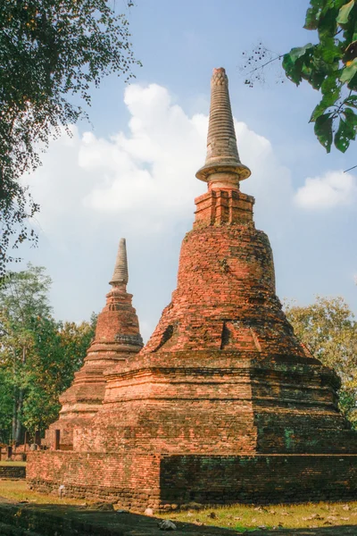Pagoda vieja y ruina en Kamphaeng Phet Historical Park, Tailandia — Foto de Stock