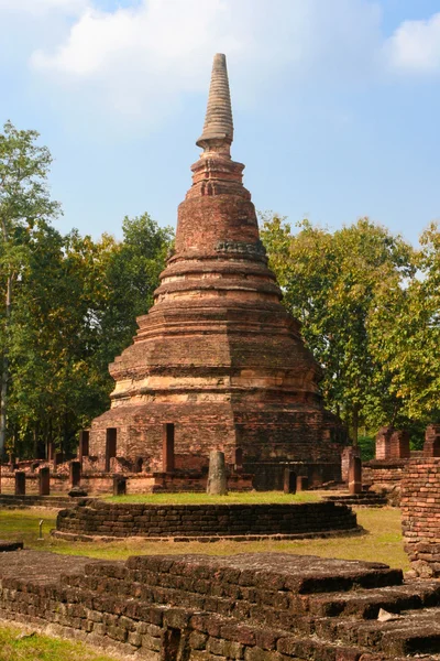 Pagoda vieja y ruina en Kamphaeng Phet Historical Park, Tailandia — Foto de Stock