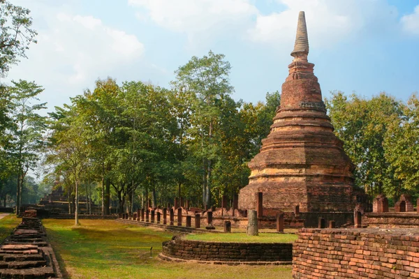 Régi és tönkre pagoda Kamphaeng Phet Historical Park, Thaiföld — Stock Fotó