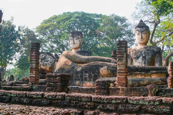Vecchio grande rovina sdraiato e seduto Buddha in Kamphaeng Phet suo — Foto Stock