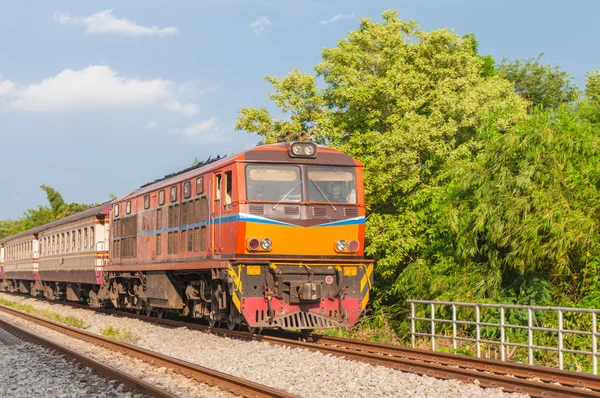 Locomotive ferroviaire voyageant en Thaïlande — Photo