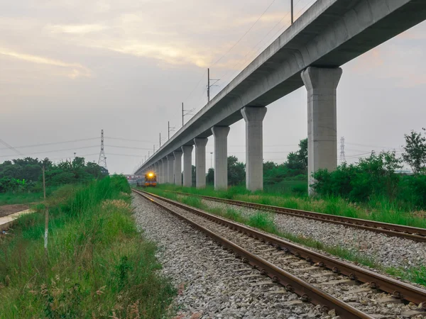 Eisenbahnlokomotive unterwegs in Thailand — Stockfoto