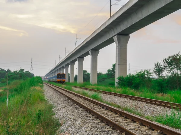 Locomotiva ferroviária viajando na Tailândia — Fotografia de Stock