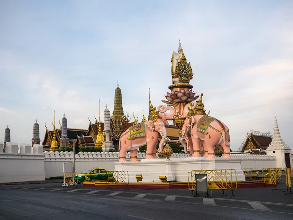 在玉佛寺 (盛大 Palac 大象雕像 — 图库照片