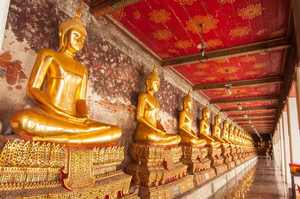 Buddhas sentados en wat suthat, Bangkok, Tailandia —  Fotos de Stock