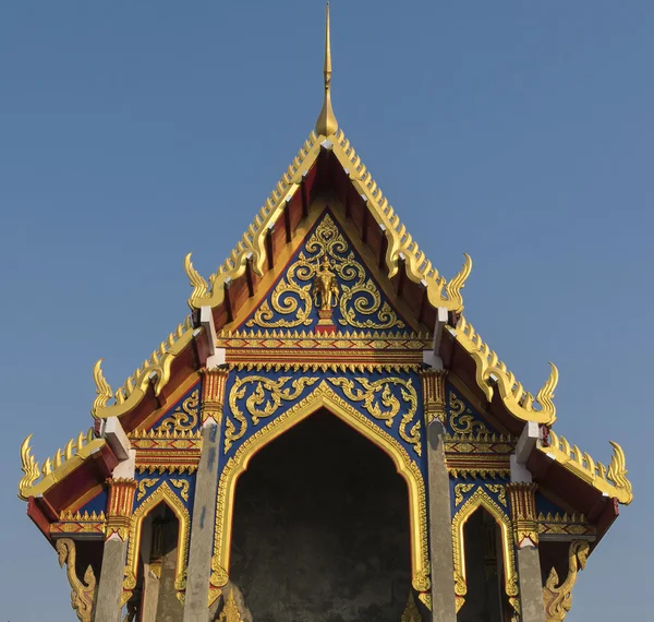 Mooie dak en timpaan in Thaise stijl — Stockfoto