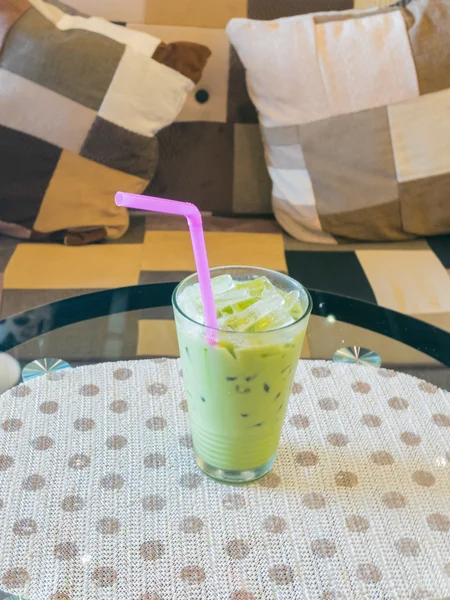 Vaso de té verde helado en la mesa — Foto de Stock