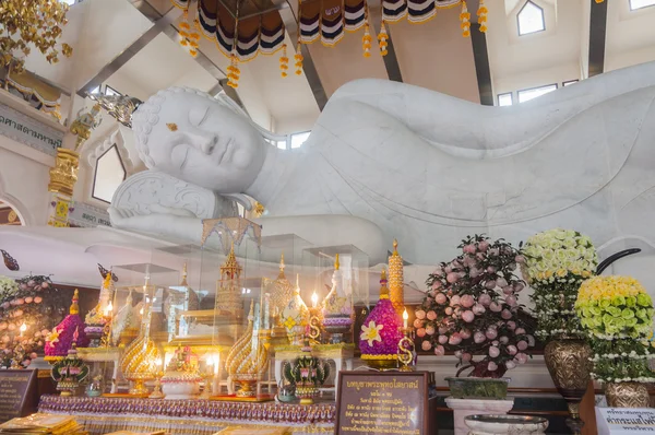 Nirvana Buddha din marmură albă în Thailanda — Fotografie, imagine de stoc