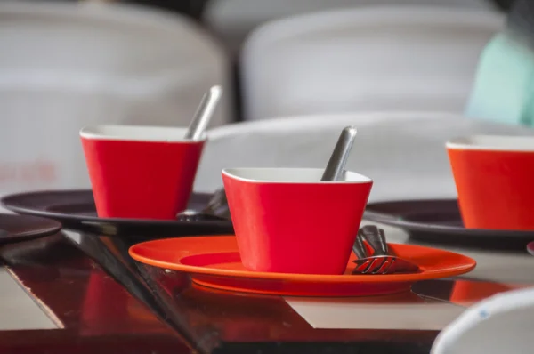 Черные и красные тарелки и чашки, вилка и ложка из нержавеющей стали Лицензионные Стоковые Фото