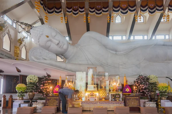 Marbre blanc nirvana Bouddha en Thaïlande — Photo