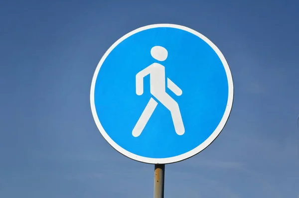 Gökyüzüne karşı yaya yolu tabelası. Yol ve güvenlik kavramı