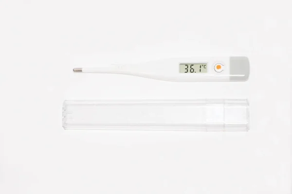 Elektronik beyaz termometre, hasta olmayan ya da pandemik koronovirüs pnömoni ilacı tedavisi görmeyen sağlıklı bir insanın sıcaklığını gösteriyor.