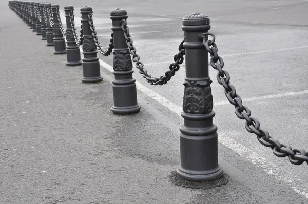Antika siyah metal parmaklıklar. Zincirli çitler. arkaplan