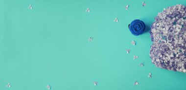 Çiçek açan bir ortanca dalı ve çiçek şeklinde bir nişan yüzüğü için bir çanta. Aşk ve düğün kavramı