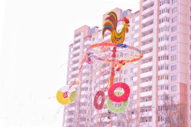 Geleneksel Rus bayramında kuklaları yakmak ya da kışı uğurlamak. Bir kap yulaf lapası, tereyağı ve bir demet koyun eti. Bahar ve festivali düşün