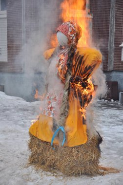 Geleneksel Rus bayramında kuklaları yakmak ya da kışı uğurlamak. Bir kap yulaf lapası, tereyağı ve bir demet koyun eti. Bahar ve festivali düşün