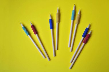 Doğru yazmak için yumuşak renkli bloknotu olan renkli kalemler. Okula hazırlanma ve öğrenim kavramı