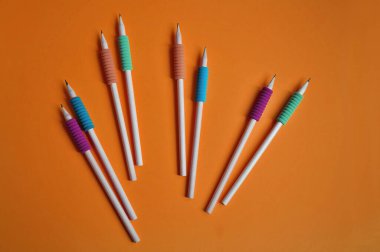 Doğru yazmak için yumuşak renkli bloknotu olan renkli kalemler. Okula hazırlanma ve öğrenim kavramı