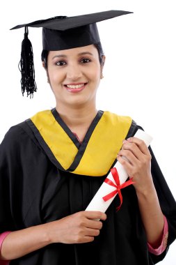 Mutlu genç kız öğrencinin diploma holding 