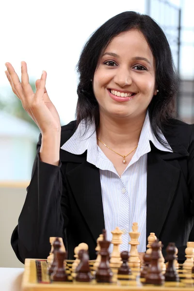 Business woman playing chess — Stock Photo, Image