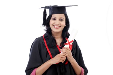 Mutlu genç kız öğrencinin diploma holding 