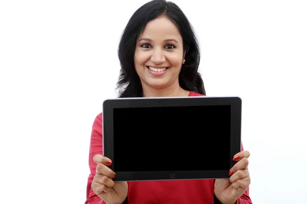 Glückliche junge Frau mit Tablet-Computer — Stockfoto